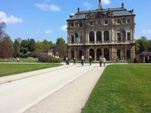 um grupo de pessoas andando em frente a um edifício em FeWo 2,4,5,6 Altstadt - Am grossen Garten em Dresden