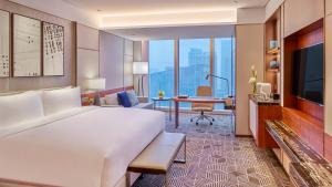 En TV eller et underholdningssystem på InterContinental Guangzhou Exhibition Center, an IHG Hotel - Free shuttle between hotel and Exhibition Center during Canton Fair & Exhibitor registration Counter