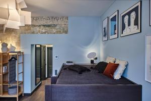 ein Schlafzimmer mit einem großen Bett und blauen Wänden in der Unterkunft ROOMA Apartments in Vilnius