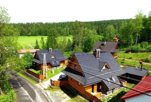 uma vista superior de uma casa com um telhado em Chalupa Goral em Jezersko