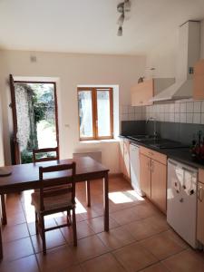 cocina con mesa de madera y comedor en Gite des Gorges de l'Ardèche, en Chame