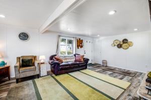 A seating area at Fisherman's Dream Boat House