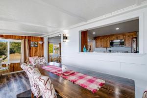 A kitchen or kitchenette at Fisherman's Dream Boat House