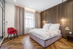 Rúm í herbergi á Budapest Eye- Boutique Suites, by BQA