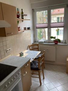 Кухня или кухненски бокс в Ferienwohnung Tapetenwechsel -Balkon-