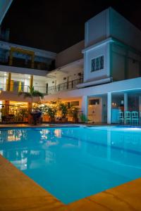 - une grande piscine dans un bâtiment la nuit dans l'établissement Hotel Millenium Victoria Plaza, à Cúcuta