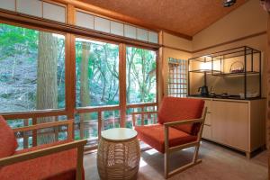 Habitación con silla y ventana en Tsukihitei, en Nara