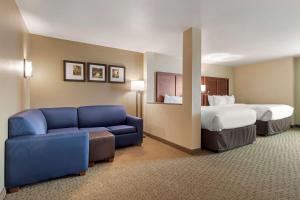 Comfort Inn & Suites Euless DFW West房間的床