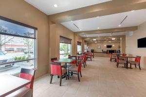 Comfort Inn & Suites Euless DFW West電視和／或娛樂中心