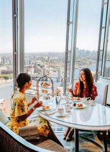 duas mulheres sentadas numa mesa num restaurante em Shangri-La The Shard, London em Londres