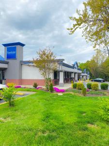 Κήπος έξω από το Travelodge by Wyndham Laurel Ft Meade Near NSA