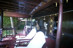 Varkala Marine Palace tesisinde bir oturma alanı