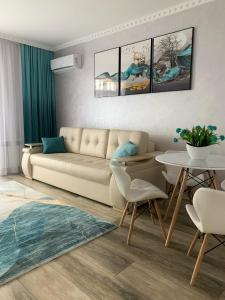 - un salon avec un canapé et une table dans l'établissement Mint Apartment Солнечное Закарпатье, à Polyana