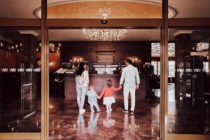 une famille traversant une cuisine avec son enfant dans l'établissement Residence Hotel, à Donovaly