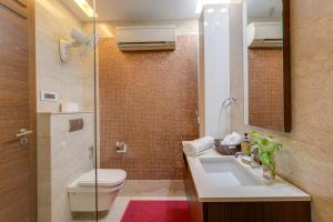 Afbeelding uit fotogalerij van Ishatvam-4 BHK Private Serviced apartment with Terrace, Anand Niketan, South Delhi in New Delhi