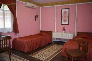 - une chambre avec 2 lits et une table dans l'établissement Family Hotel at Renaissance Square, à Plovdiv