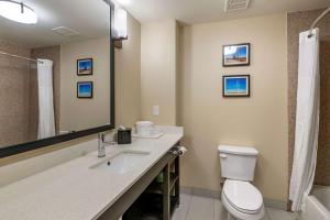 Bathroom sa Comfort Inn & Suites