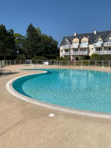 Swimming pool sa o malapit sa Cap Coz les pieds dans l'eau