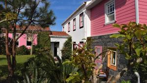 duas casas cor-de-rosa e brancas uma ao lado da outra em Quinta da Meia Eira em Castelo Branco