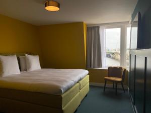 een hotelkamer met een bed en een raam bij Boutique Hotel Zaan in Zaandijk