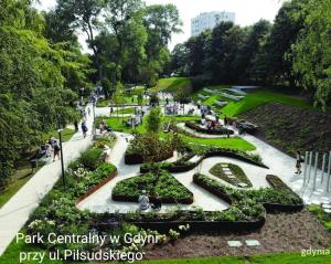 un jardín en un parque con gente caminando alrededor en Apartament Nadmorski, en Gdynia