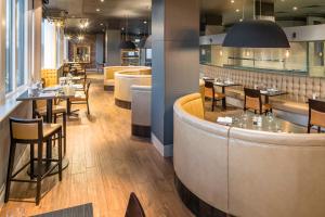 Lounge atau bar di Crowne Plaza Chester, an IHG Hotel