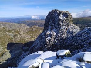 une formation rocheuse sur une montagne dans la neige dans l'établissement Casa Mariolas, à Manteigas