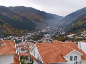 - une vue sur une ville avec des montagnes en arrière-plan dans l'établissement Casa Mariolas, à Manteigas