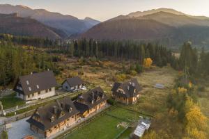 - une vue aérienne sur une maison dans les montagnes dans l'établissement Nydala Rustic, à Kościelisko