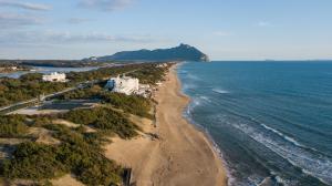 an aerial view of a beach and the ocean at Hotel Oasi Di Kufra in Sabaudia