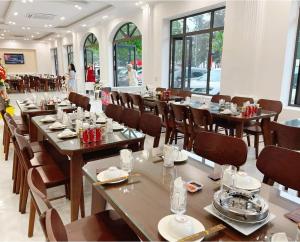 ห้องอาหารหรือที่รับประทานอาหารของ Khách sạn Louis Hotel Sầm Sơn