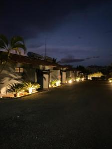 um edifício com luzes de lado à noite em Drops Motel Barretos em Barretos