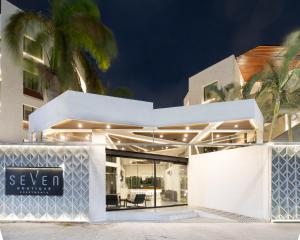 Seven Boutique Apartments Cancún في كانكون: البيت الأبيض مع وجود علامة أمامه