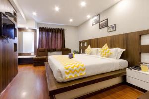 เตียงในห้องที่ FabHotel Sholas Residency I - Nr Rose Garden