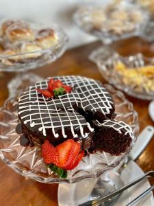 Schokoladenkuchen mit Erdbeeren auf einer Glasplatte in der Unterkunft Go Inn Betim - MG in Betim