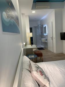 um quarto de hotel com uma cama e uma casa de banho em Sa Conca holiday em Cagliari