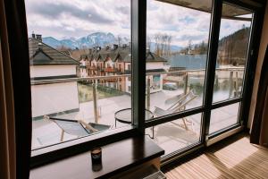 Cette chambre dispose d'une fenêtre offrant une vue sur un bâtiment. dans l'établissement Szklane Domy, à Zakopane