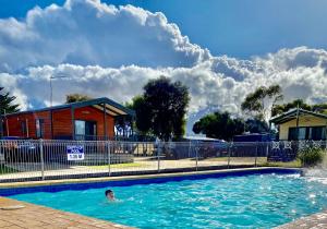 Swimmingpoolen hos eller tæt på Geelong Surfcoast Hwy Holiday Park