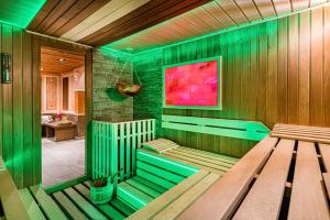 uma sauna com dois bancos de madeira num quarto em Alpin & Wellness Resort Hotel Ludwig Royal em Oberstaufen