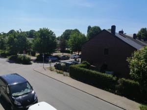 una macchina nera parcheggiata in una strada accanto a una casa di Studio 2 pers. tourisme et business a Namur