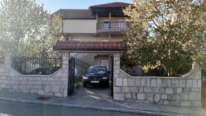 een auto geparkeerd voor een huis bij Apartments Pravica in Trebinje