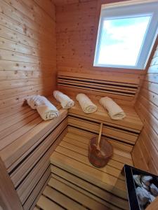 sauna con tre asciugamani e finestra di Holiday Spa House Kostanjevec a Velika Gorica