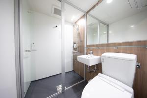 La salle de bains est pourvue de toilettes et d'un lavabo. dans l'établissement Almont Hotel Nippori, à Tokyo