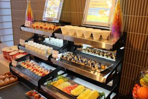 une vitrine sous forme de buffet avec de la nourriture et des boissons dans l'établissement Almont Hotel Nippori, à Tokyo