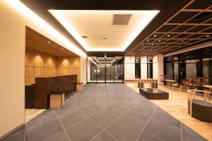 - un grand hall revêtu de carrelage dans l'établissement Almont Hotel Nippori, à Tokyo