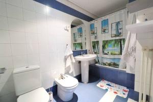 uma casa de banho azul e branca com um WC e um lavatório em Apartamento moderno muy acogedor y luminoso •León em Leão