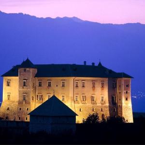 ein großes Gebäude wird nachts beleuchtet in der Unterkunft Agritur Piccolo Fiore B&B in Thayl