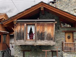 El edificio en el que está el chalet de montaña