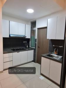 una cocina con armarios blancos y fregadero en E Life SKS Habitat With WiFi Netflix, en Johor Bahru