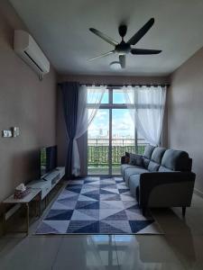 sala de estar con sofá y ventana grande en E Life SKS Habitat With WiFi Netflix, en Johor Bahru